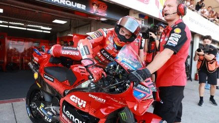 Márquez en los talleres de Ducati tras una sesión para el olvido del piloto catalán.