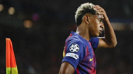 Lamine Yamal se lamenta durante el partido en Champions contra el PSG.