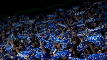 Aficionados del Real Oviedo en un partido en el Carlos Tartiere.
