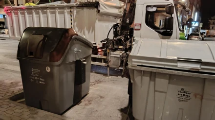 Uno de los contenedores marrones instalados en Lorca