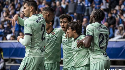 Los futbolistas del Levante UD celebran el triunfo en Oviedo