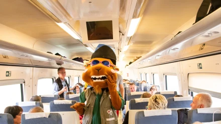 La mascota del Geoparque Villuercas, Ibores. Jara, participa en unas de las rutas de estos trenes turísticos