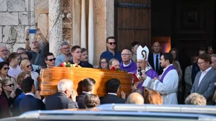 El arzobispo de Mérida-Badajoz, José Rodríguez Carballo, recibe el féretro
