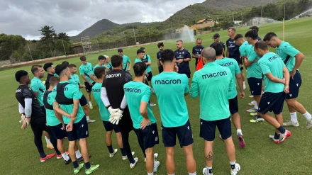 Javi Rey, con sus jugadores, en el retorno al trabajo