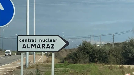 Señal hacia la Central Nuclear de Almaraz
