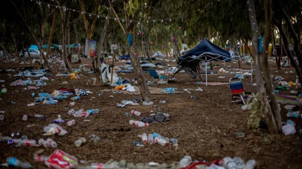 Pertenencias personales dejadas atrás por israelíes tras el ataque de Hamás en el festival de música, cerca de Raim, Israel, el 12 de octubre de 2023