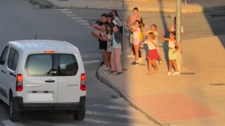 Captura de pantalla de niños pidiendo a los coches que piten