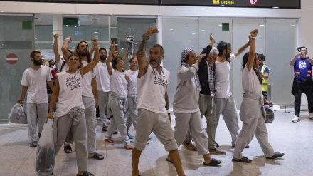 Activistas de la flotilla Global Summud a su llegada al aeropuerto del Prat