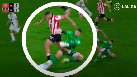 Fotograma de la entrada de Leo Román a Maroan durante el Athletic-Mallorca