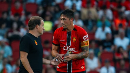 Jagoba Arrasate conversa con Raíllo en un partido