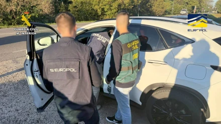 Agentes de la Guardia Civil, Europol y de los Carabinieri italianos inspeccionan un vehículo robado