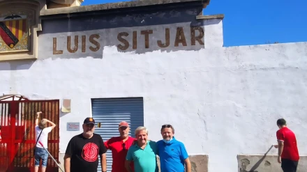 Pello Amengual junto a otros mallorquinistas en la puerta del Luis Sitjar