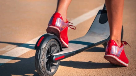 Un patinete eléctrico en circulación por la ciudad, en una imagen de archivo