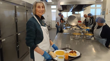 Una voluntaria en la Cocina Económica de Oviedo