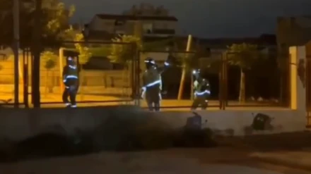 Los bomberos de Murcia entrando en el colegio