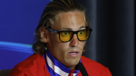Marcos Llorente durante una rueda de prensa con las curiosas gafas de cristales amarillos