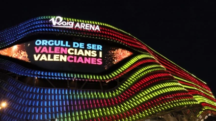 El Roig Arena iluminado con la Senyera