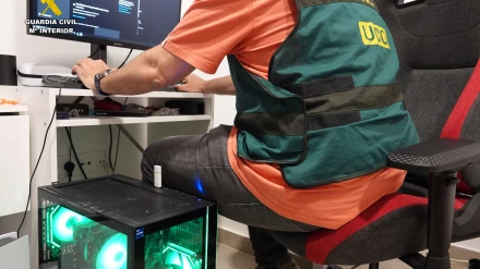 Agente de la UCO durante la operación