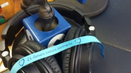 El amor vence siempre, lema de la pulsera solidaria