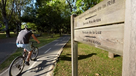 Un ciclista recorriendo una senda en Avilés
