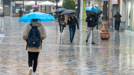 La ciudad bajo la lluvia, en foto de archivo