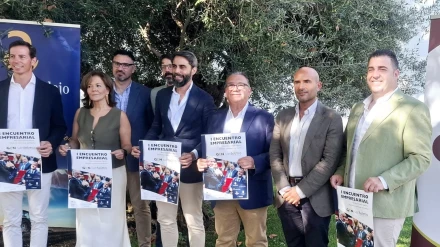 Foto de familia de la presentación del encuentro empresarial de GEN y San Telmo en Almendralejo