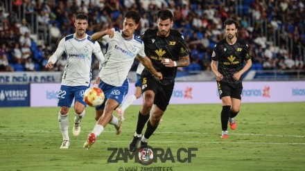 Mario García, del Zamora CF, presiona a un jugador del CD Tenerife