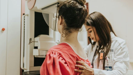 Mujer haciéndose una mamografía