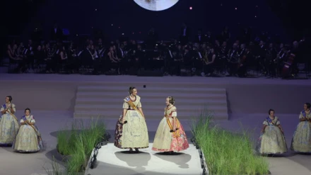 Falleras Mayores en el acto del Roig Arena