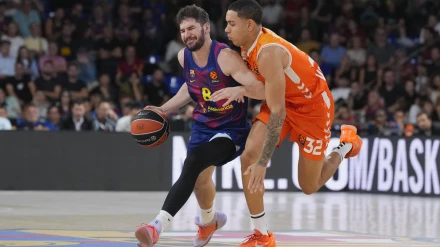 Darío Brizuela intenta superar al escolta Isaac Nogués en el Barcelona - Valencia de Euroliga
