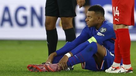 Mbappé doliéndose del tobillo derecho con la Selección Francesa