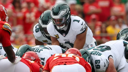 Jalen Hurts, quarterback de los Philadelphia Eagles, durante un snap en un partido ante los Chiefs.