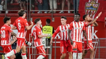 Los jugadores del Almería celebran un gol contra el Zaragoza