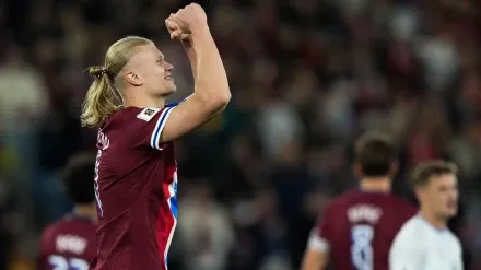 Erling Haaland celebra uno de sus goles ante Israel de este sábado.