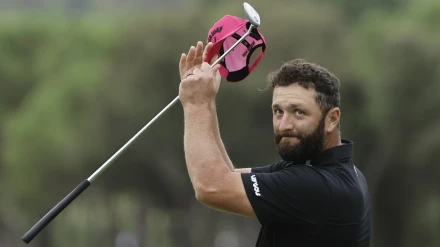 El golfista español Jon Rahm saluda al público tras terminar su participación en el Open de España.