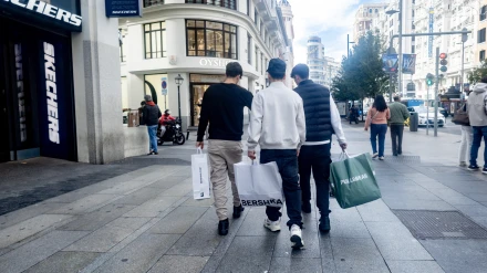 Clientes con bolsas en el Black Friday