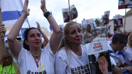 Israelíes celebran antes de la liberación programada de rehenes retenidos por Hamás, en la Plaza de Rehenes en Tel Aviv, Israel, el 13 de octubre de 2025.
