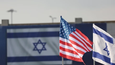 Banderas de Israel y de Estados Unidos en el aeropuerto Ben Gurion antes de la llegada del presidente estadounidense Donald Trump