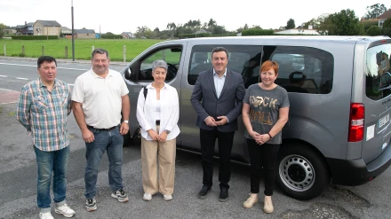 La furgoneta, de hasta nueve plazas, fue entregada este lunes