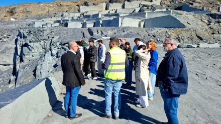 Alumnos y profesores de Arquitectura Técnica conocen de primera mano el proceso de elaboración de la pizarra valdeorresa