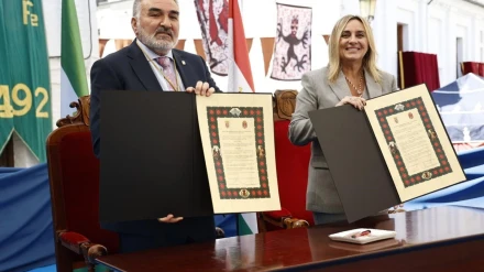 La alcaldesa de Granada, Marifrán Carazo, y su homólogo en el Ayuntamiento Santa Fe, Juan Cobo, tras la firma del acuerdo de hermanamiento