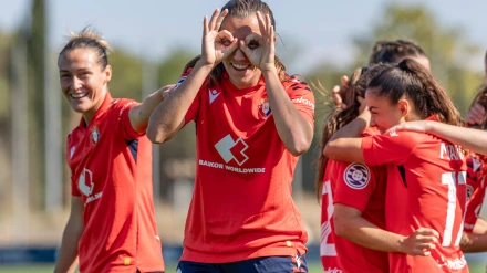 Claudia Jiménez celebra su gol con la camiseta de Osasuna