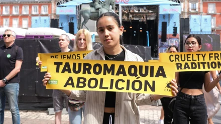 Manifestantes exigiendo la abolición de las corridas de toros en la Plaza Mayor de Madrid