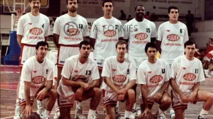 Julio Torres, segundo por la izquierda, en fila de arriba