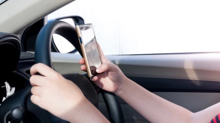 El uso del móvil al volante dispara las multas en Mérida: 64 sanciones en una semana