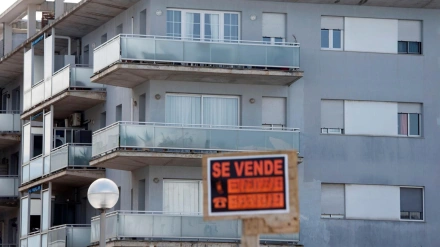 Cartel de Se Vende en un edificio de pisos