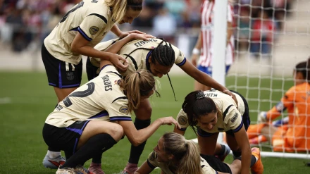 La centrocampista del FC Barcelona, Laia Aleixandri (2d) celebra su tanto ante el Atlético de Madrid durante el partido de la Primera Division femenina disputado en el Centro Deportivo de Alcalá de Henares, Madrid este domingo. EFE/ Daniel González