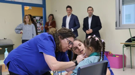 Os nenos do colexio de Cospeito foron os primeiros en recibir a vacina contra a gripe por vía intranasal