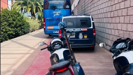 La guagua del Bnei Herzliya, en el Santiago Martín.