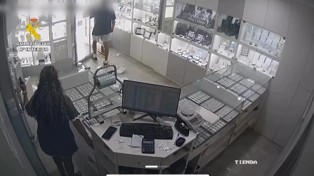 Imagen de un momento del robo en una imagen captada por las cámaras de seguridad